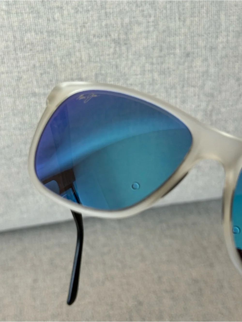 Maui Jim Tail Slide Frosted Crystal/Hawaii Blue Lens Unisex Sunglasses